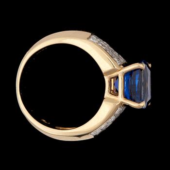 RING, tanzanit ca 3.84 ct samt prinsesslipade diamanter tot. ca 2.56 ct.
