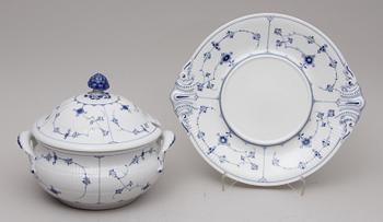 TERRIN MED FAT, porslin, Royal Copenhagen.