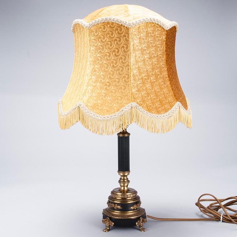 BORDSLAMPA, mässing och svärtad metall, empirstil, märkt EB, Sverige 1900-talets mitt.