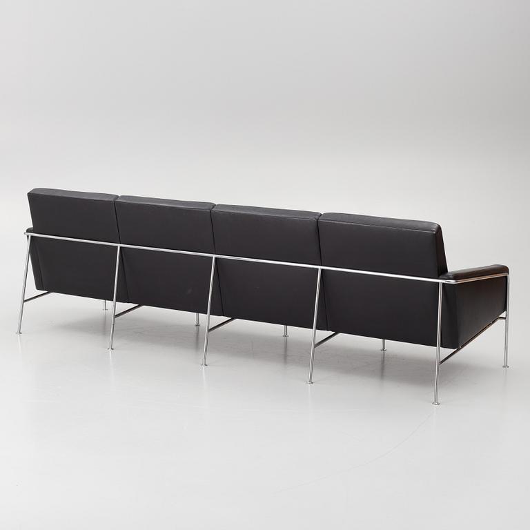 Arne Jacobsen, Sofa, model series FH-3300 “Lufthavnssofa”, Fritz Hansen.