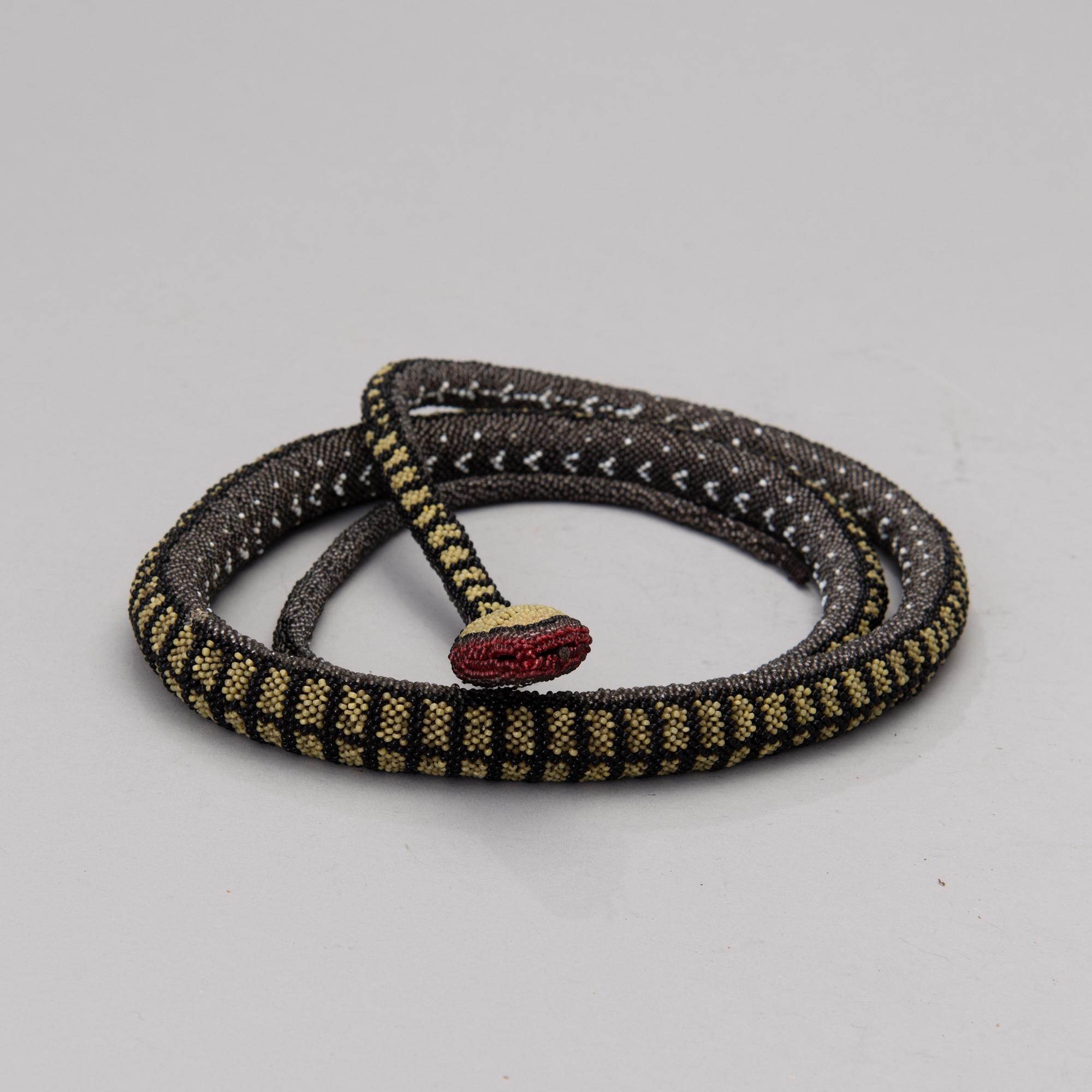 DEKORATIONSFÖREMÅL / HALSBAND, orm, 1900-talets första hälft.