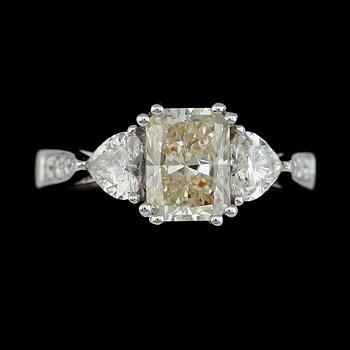 RING, 18K vitguld, radiant cut diamant 1.52 ct. Briljant- och hjärtslipade diamanter tot ca 0.67 ct.