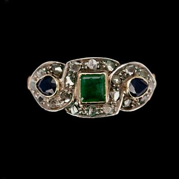 RING, guld 14K, smaragd, safirer och små rosenslipade diamanter. Otydliga stämplar. Vikt 3,8 g.