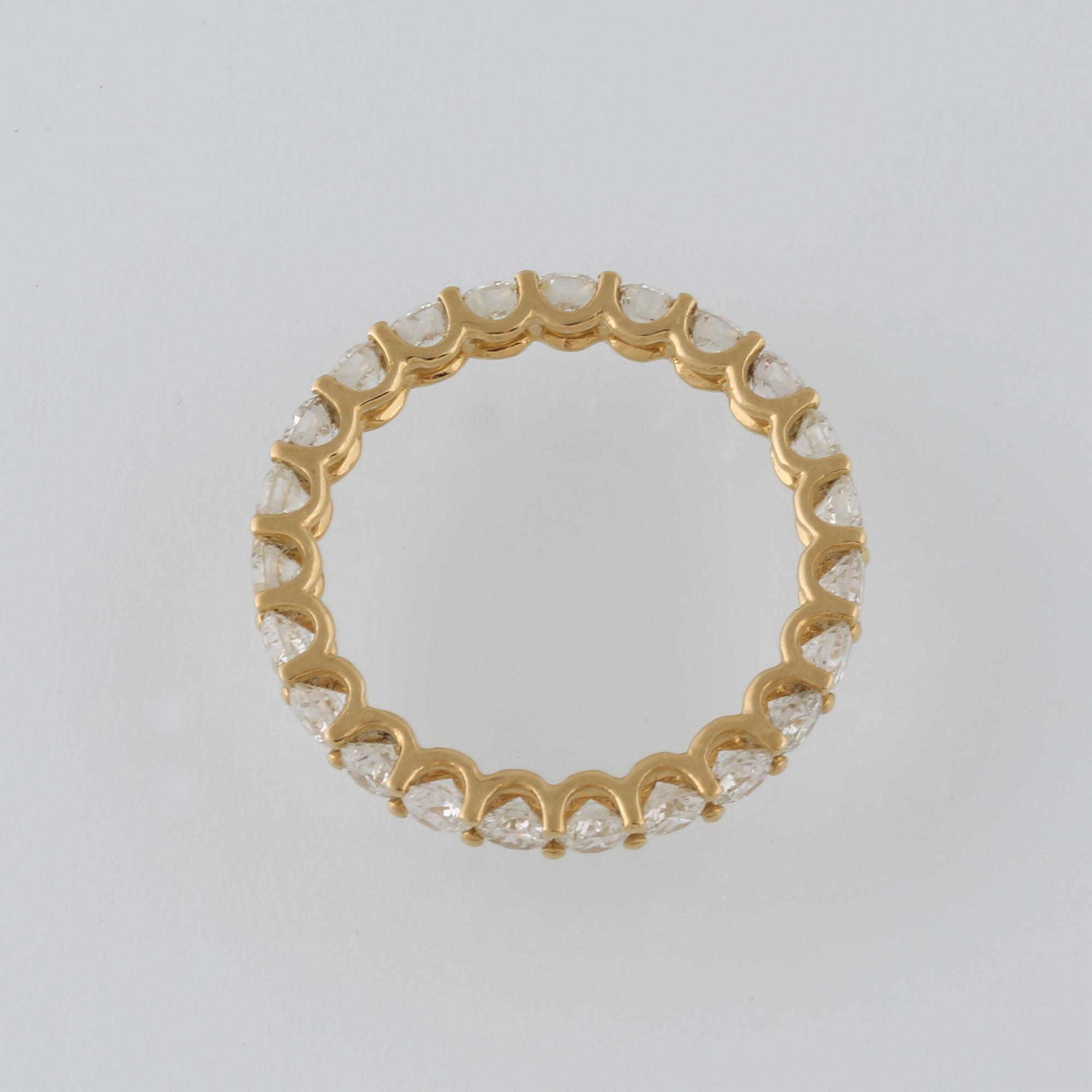 RING, 18K guld med 23 briljantslipade diamanter, 2.09 ct. Vikt 2,1 gram.