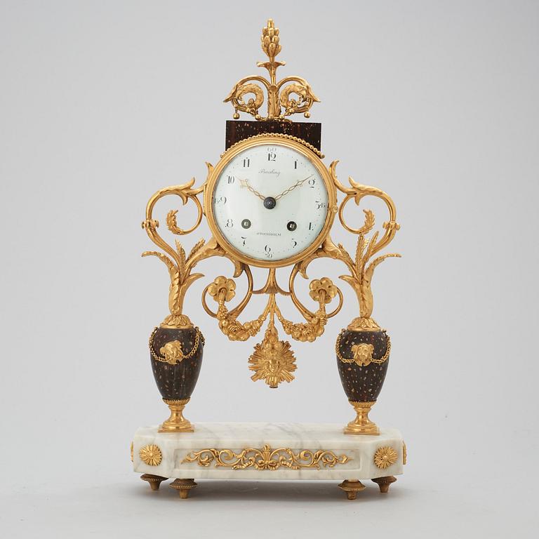 BORDSPENDYL, av Per Henrik Beurling (urmakare i Stockholm 1783-1806). Sengustaviansk.