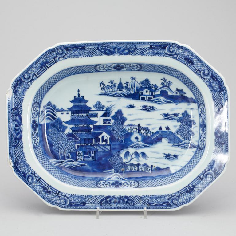 STEKFAT, 2 st, porslin, Kina, Qianlong 1736-1795.