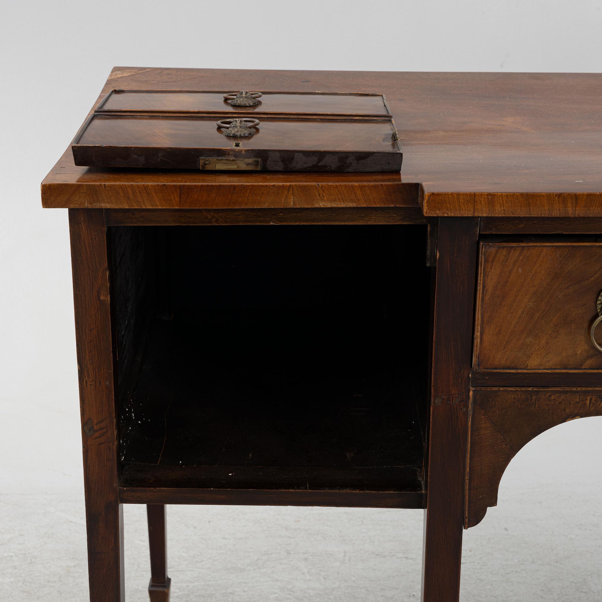 Sideboard, England, omkring 1900.