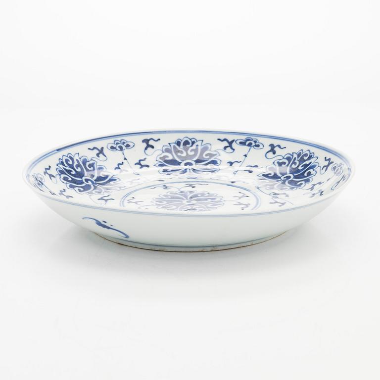 A blue and white lotus porcelain dish, Qing dynasty, 19th century.