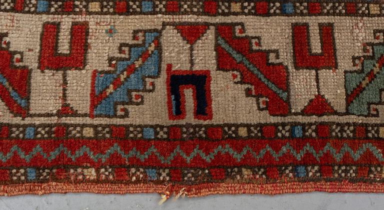 A rug, antique Anatolian/Caucasian, ca 148-149 x 104,5-110 cm (as well as 1-1,5 cm flat weave at one end).