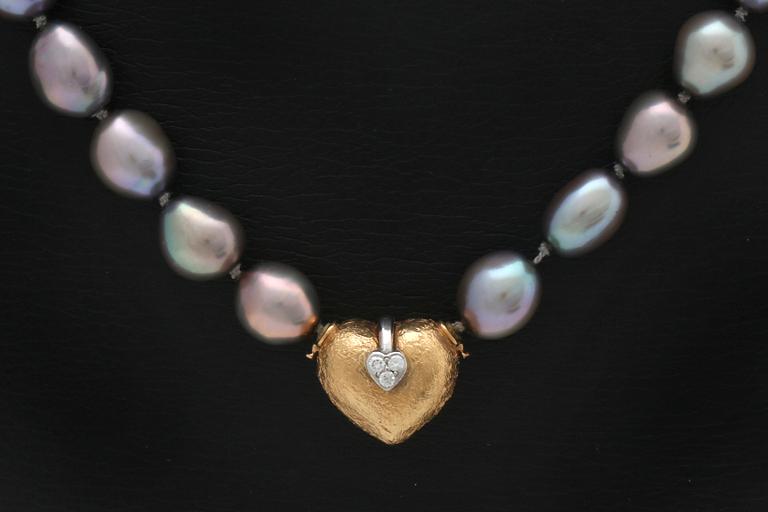 Necklace grey freshwater-pearls approx 8 mm, clasp 18k gold with 3 brilliant-cut diamonds.
