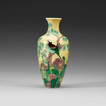 A famille verte vase, Qing dynasty (1644-1912).