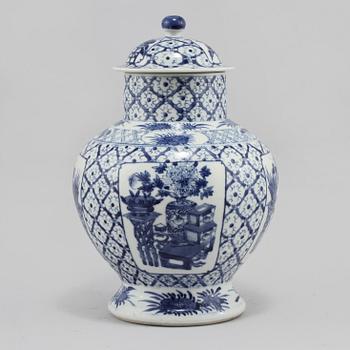 LOCKURNA, porslin, Kina, 1900-tal.