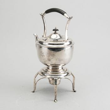 An English silver teapot and rechaud mark of Henry Wigfull Sheffield 1910, total weight ca 1235 gr, height ca 32 cm.