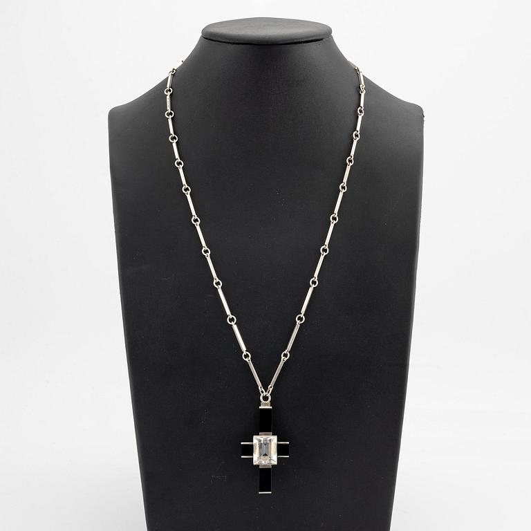 Wiwen Nilsson, hänge, silver med bergkristall och onyx, i form av ett kors, Lund 1939.