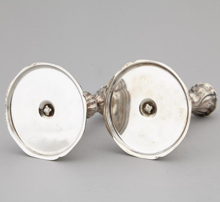 LJUSSTAKAR, ett par, silver, rokokostil, Norge, 1900-talets mitt.