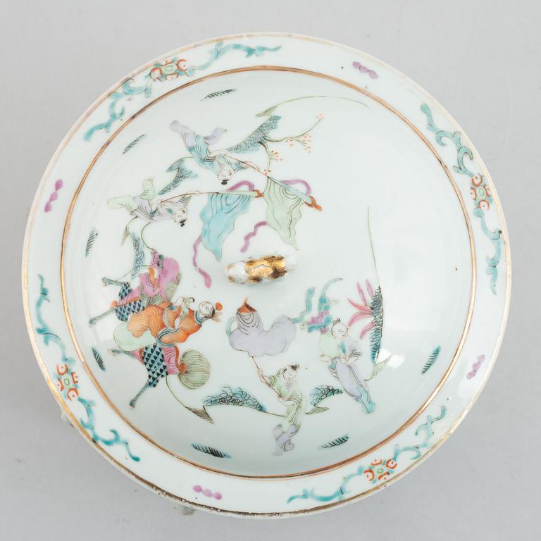 A famille rose tureen with cover, late Qing dynasty.