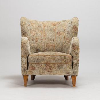 A mid-20th-century armchair.