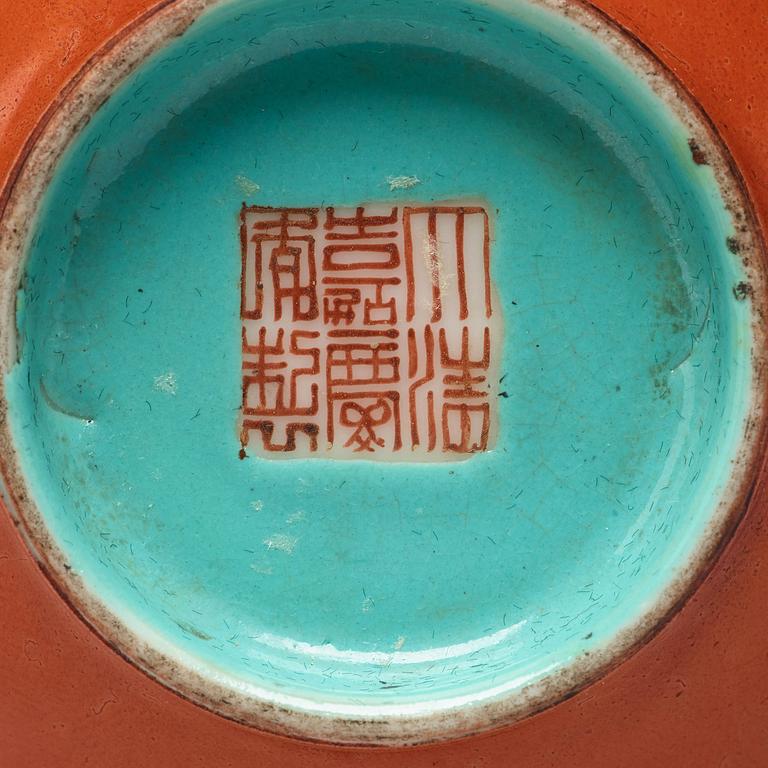 VAS, porslin. Qingdynastin, med Jiaqings märke (1796-1820).