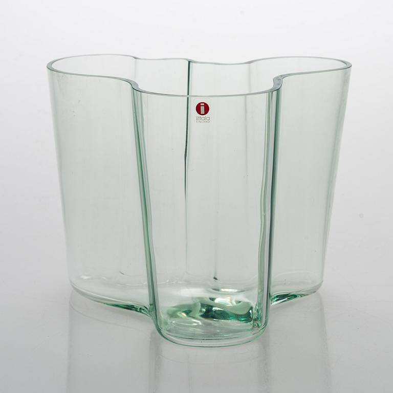 Alvar Aalto, maljakko, 3030, lasia, "Savoy", merkitty "Alvar Aalto 100 Iittala 1998".