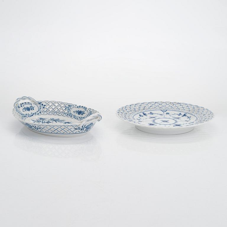 Skålar, 4 st, och ett fat, porslin, Meissen och Royal Copenhagen, sent 1800-tal och tidigt 1900-tal.