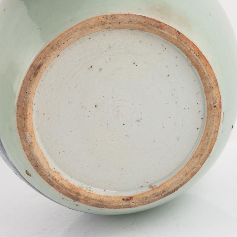 Bojan med lock samt bordslampa/vas, porslin, Qingdynastin, Kina, 1800-tal.