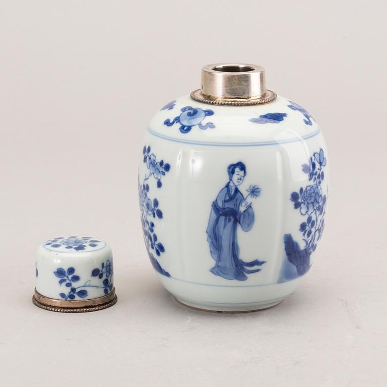 Tedosa med lock, porslin. Qingdynastin, Kangxi (1662-1722).
