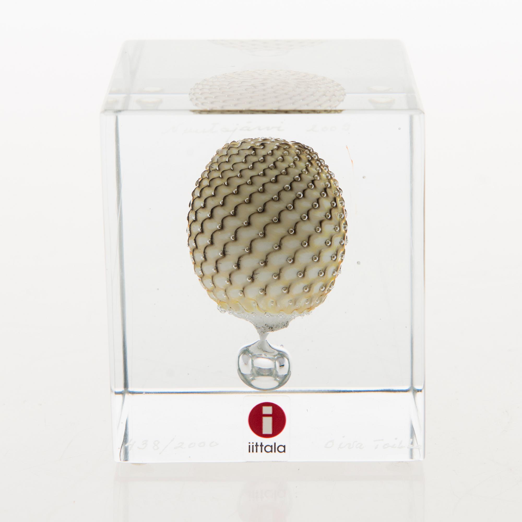 OIVA TOIKKA, An annual glass cube, signed Oiva Toikka Nuutajärvi 2009 and numbered 438/2000.