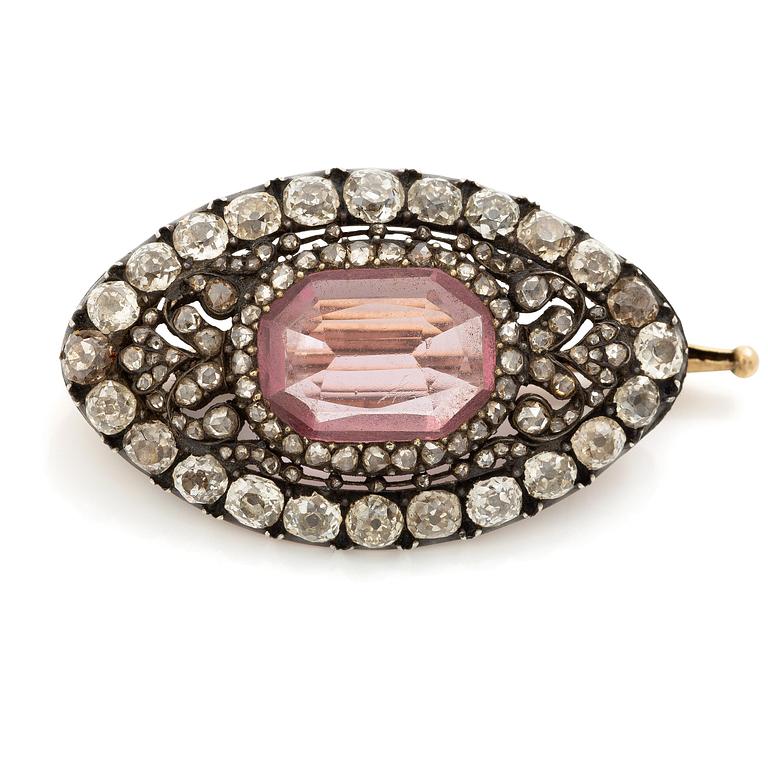 Brosch 14K guld och silver med en fasettslipad spinell samt gammal- och rosenslipade diamanter.