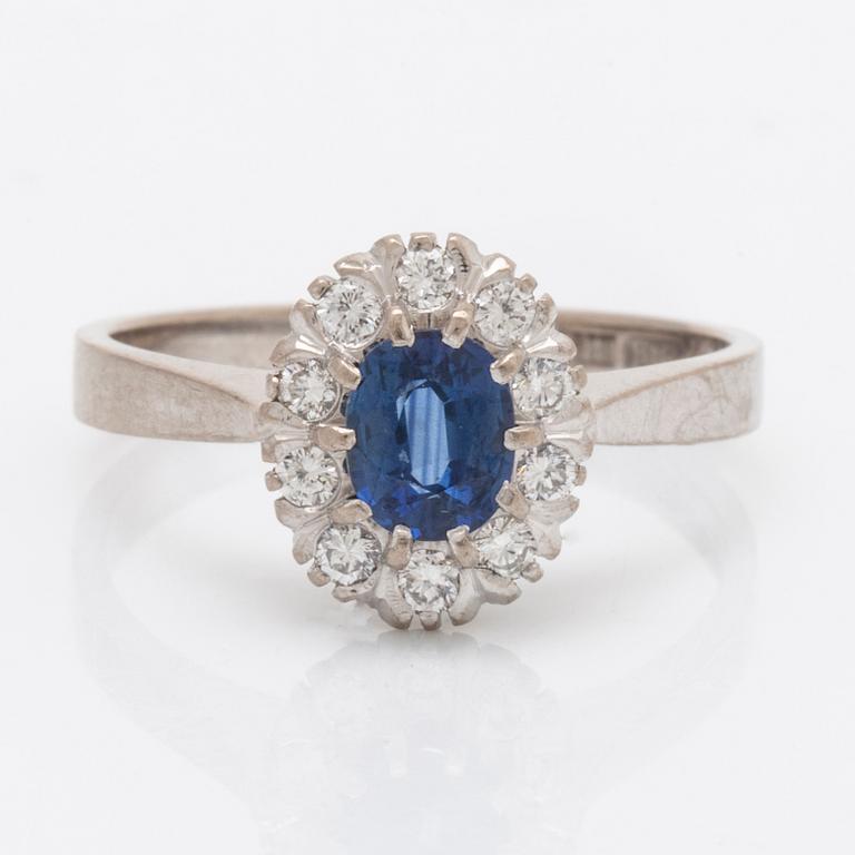 Ring 18K vitguld med 1 safir 0,77 ct och briljanter 0.23 ct enligt gravyr, Juvelia Uppsala 1991.