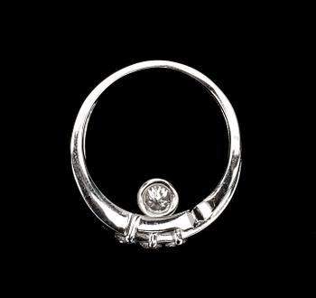 RING, 18k vitguld med briljantslipade diamanter, tot 0.52 ct enl gravyr.