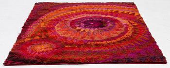 Marjatta Metsovaara, ryamatta, "Simpukka", röd, ca. 170 x 135.