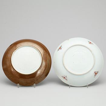 SKÅLFAT, två olika, Qianlong, Kina 1700-tal.