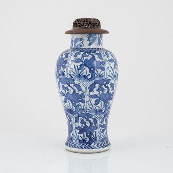 A blue and white vase, Qing dynasty, Kangxi (1662-1722).