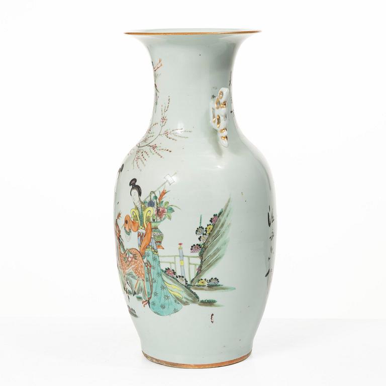 A porcelain vase, China, early 20th century.