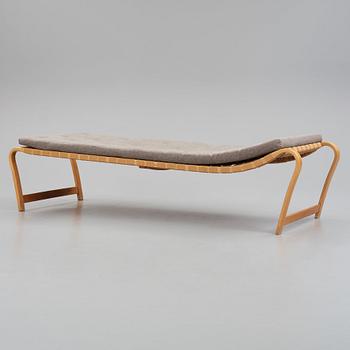 Bruno Mathsson, a Swedish Modern 'Paris' beech daybed, Firma Karl Mathsson Värnamo Sweden, 1940's.