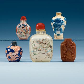 1801. SNUSFLASKOR, fem stycken, glas, porslin och sten. Kina, 1900-talets första hälft.