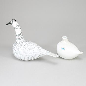 OIVA TOIKKA, two glass birds "Whooper swan" and "Snow-Grouse" signed O. Toikka Nuutajärvi.