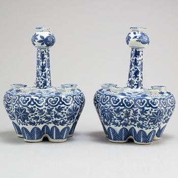 A pair of blue and white tulip vases, Qing dynasty, Guangxu (1875-1908).