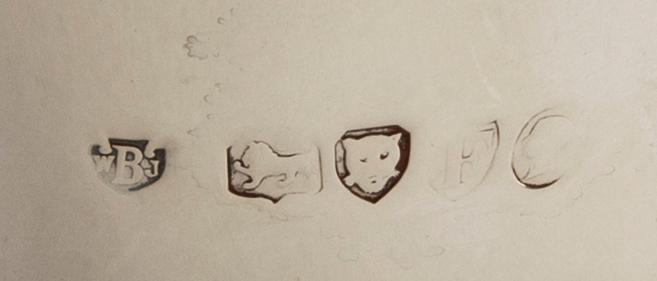 An English 19th century sivler tea pot marks of Walter & John Barnard,London 1881, total weight ca 480 gr.