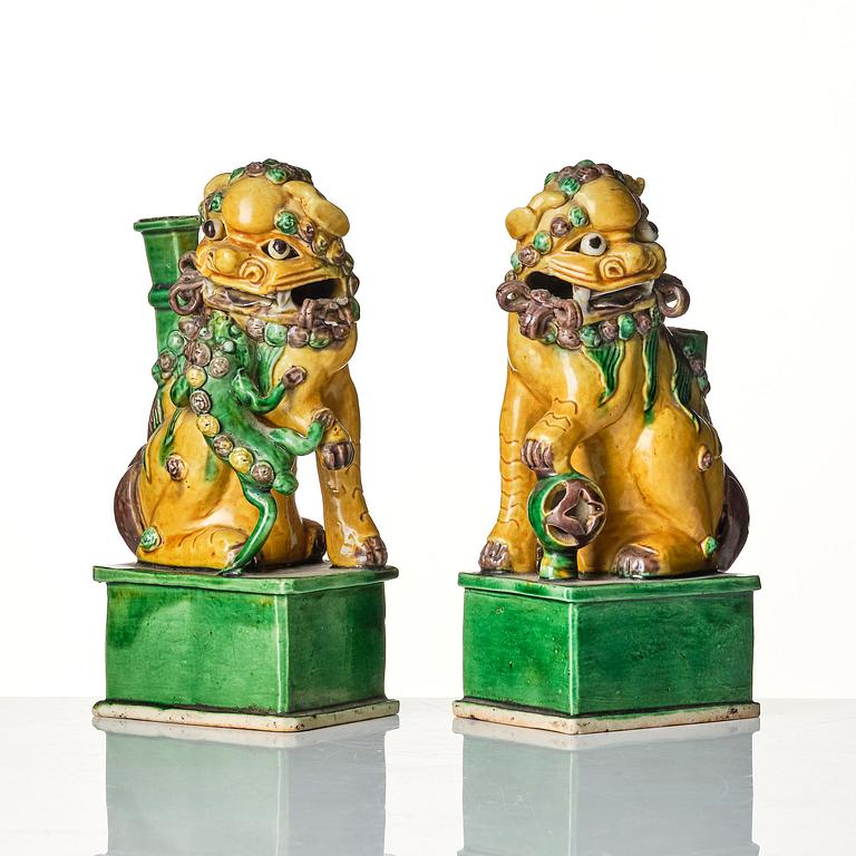 Rökelsehållare, ett par, biskviporslin. Qingdynastin, Kangxi (1662-1722).