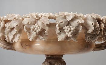 URNA, på sockel. Troligen Italien, 1800-talets andra hälft.