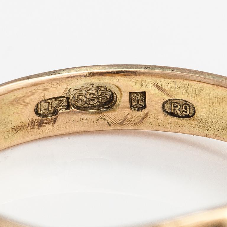 A 14K gold ring with a tanzanite and diamonds ca. 0.12 ct in total. Lagercrantz Jewellery, Tammisaari 2018.