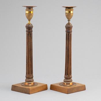 A pair of George III candlesticks, England, ca 1800.