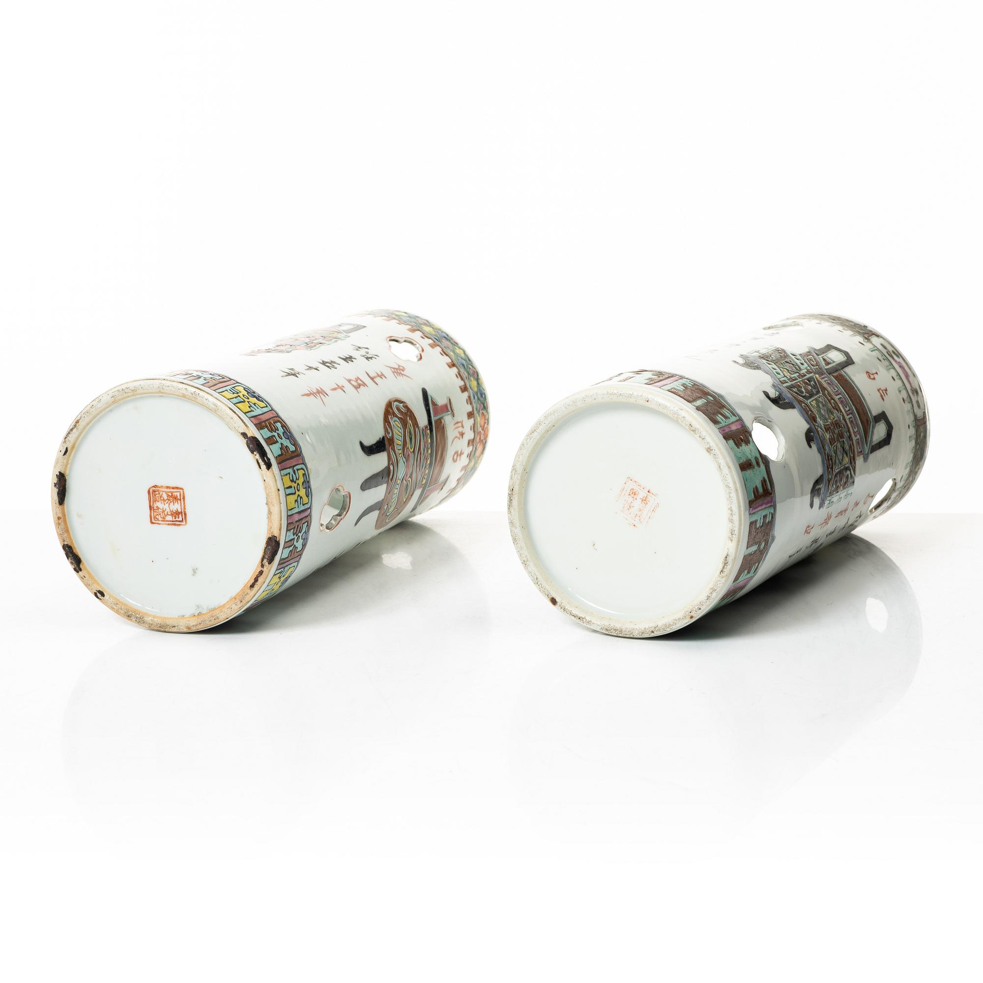 Vaser/Perukstockar, 2 st, porslin, Kina, 1900-tal.