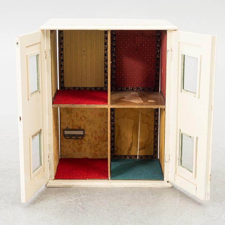 Dockskåp med dockskåpsmöbler samt tillbehör, bl a Berit Bergström, Nolbyn, Värmländskt Hantverk, 1940-/50-tal.