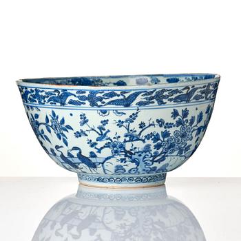 A large blue and white bowl, Ming dynasty, Wanli (1572-1620).