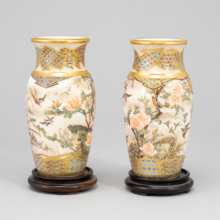 Two Japanese satsuma vases and a box with cover, early 20th Century.