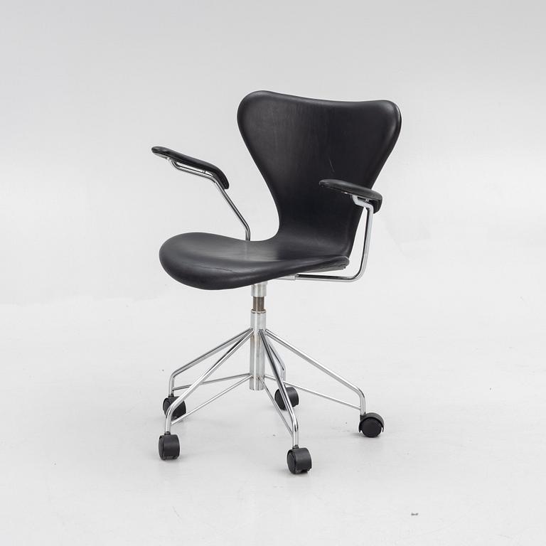 Arne Jacobsen, skrivbordsstol, "Sjuan", Fritz Hansen, Danmark, 1999.