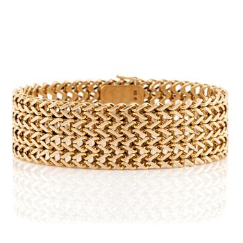550. A bracelet in 18K gold.