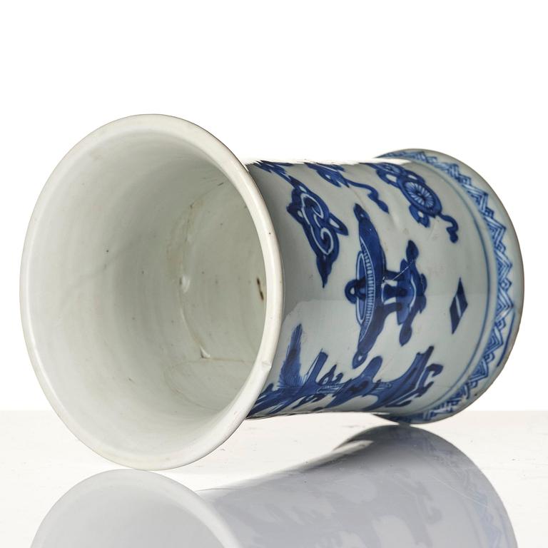 A blue and white brush pot, Qing dynasty, Kangxi (1662-1722).